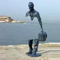 Life Size Traveler Metal Casting Bronze Man Sculpture