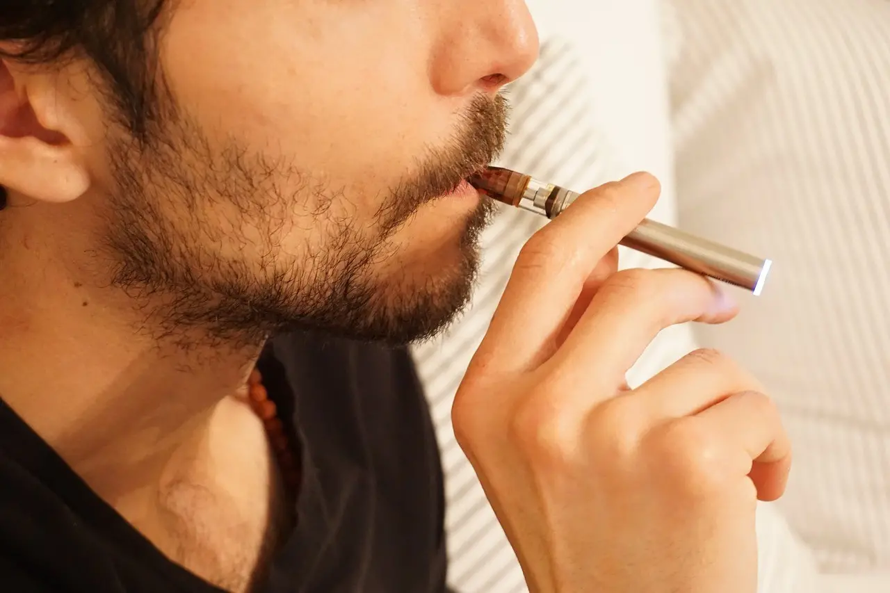 E-Zigarette im Zigarettenstil
