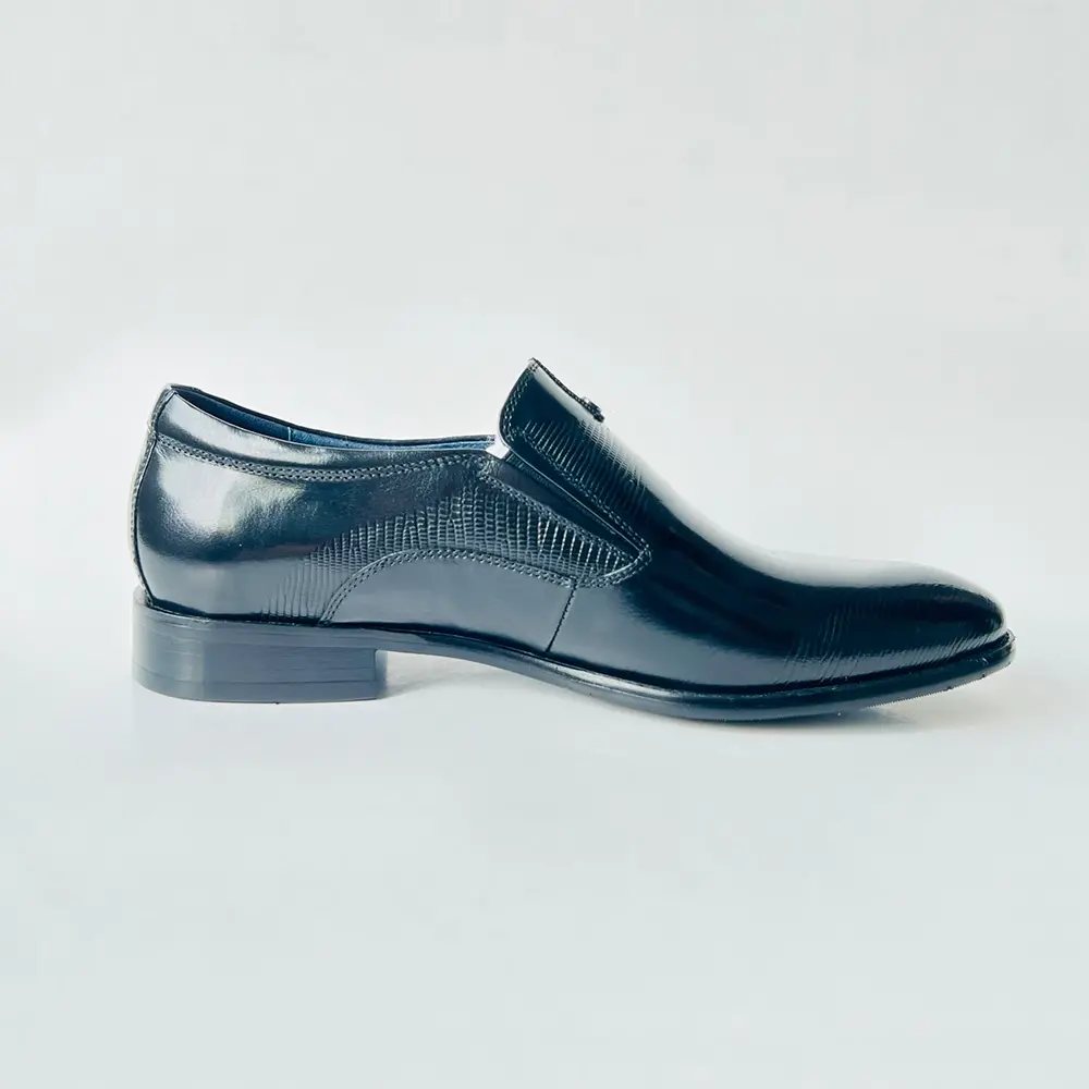 Men dress shoe in black cow leather and embossed leather