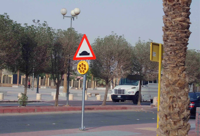 What requirements should the traffic sign board need to meet?